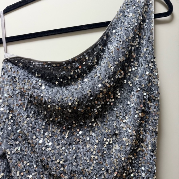 New One Shoulder Body-con Sleeveless Grey Sequence Short Dress. Size Large. - Picture 13 of 16